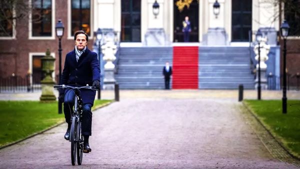 L’ancien premier ministre hollandais, rentrant de bureau, à vélo !